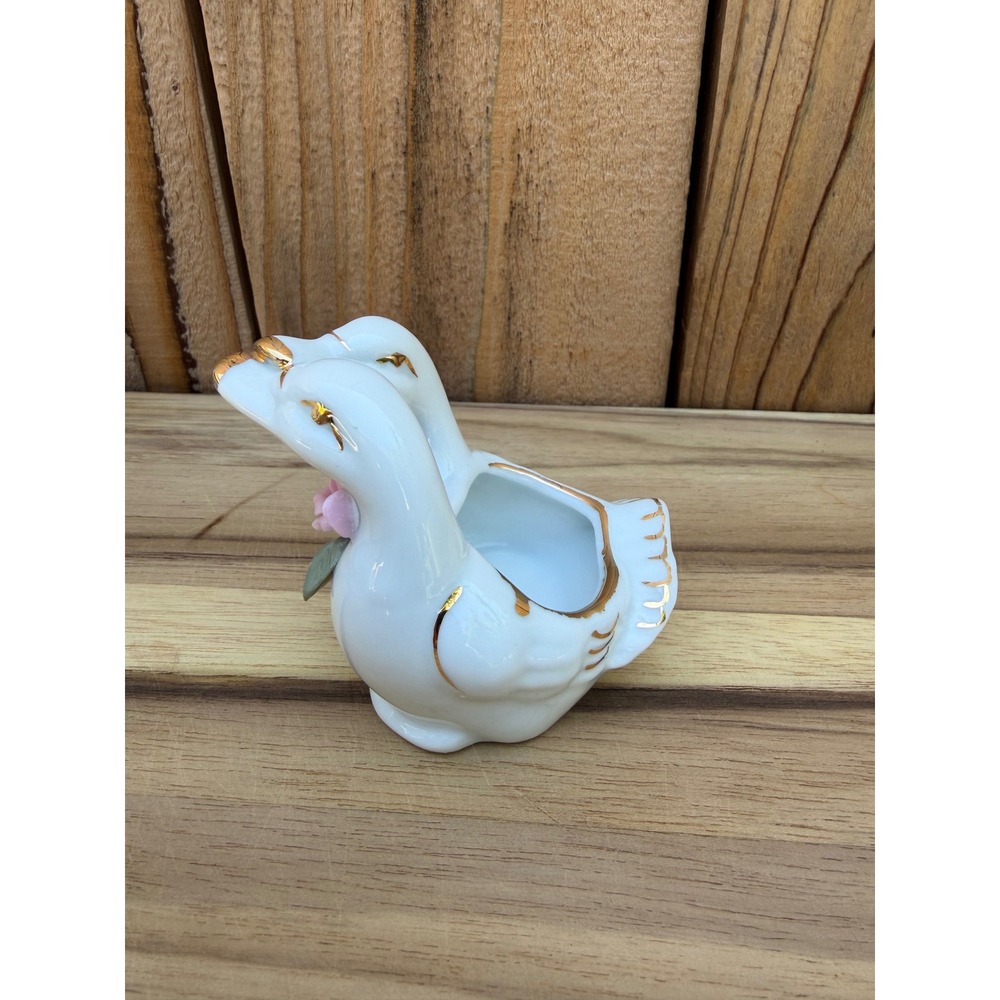 White Swans & roses trinket dish, plater, romance, figurine - Picture 3 of 8